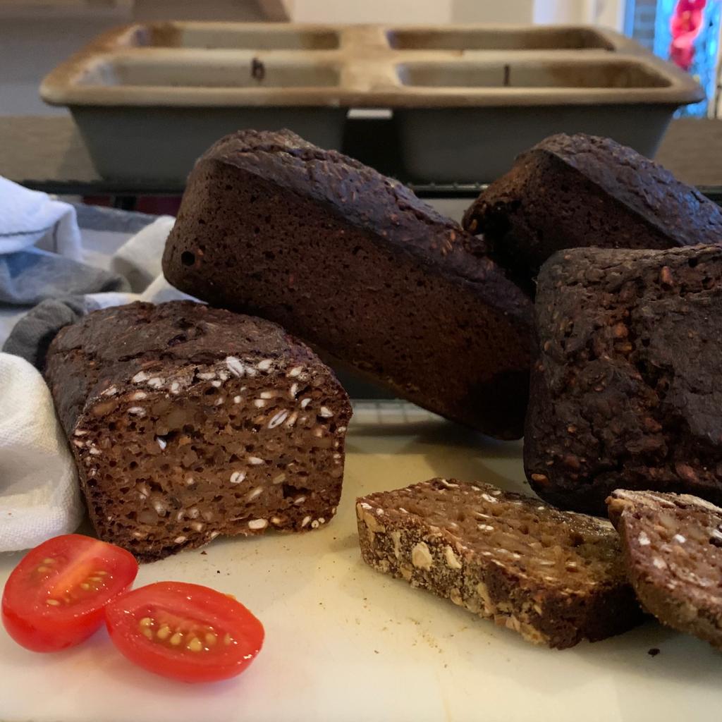 Schwarzbrot aus der Mini-Kastenform