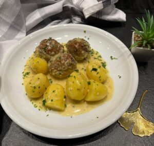 Sahne-Hackbällchen mit Kartoffeln