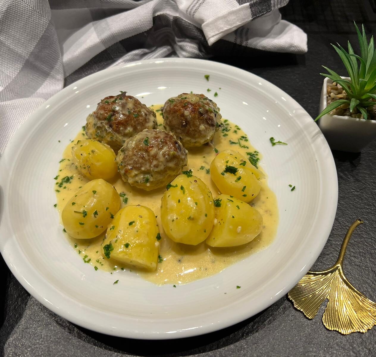 Sahne-Hackbällchen mit Kartoffeln