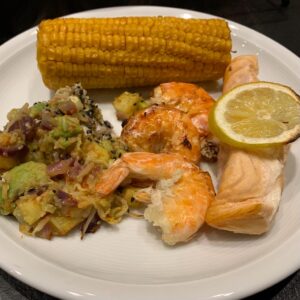 all-in-one Gericht mit Lachs, Garnelen und viel Gemüse