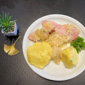 ein Klassiker, Kasslerbraten mit Sauerkraut und Kartoffelpüree