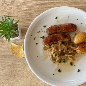 Bratwurst in Bier-Zwiebelsauce