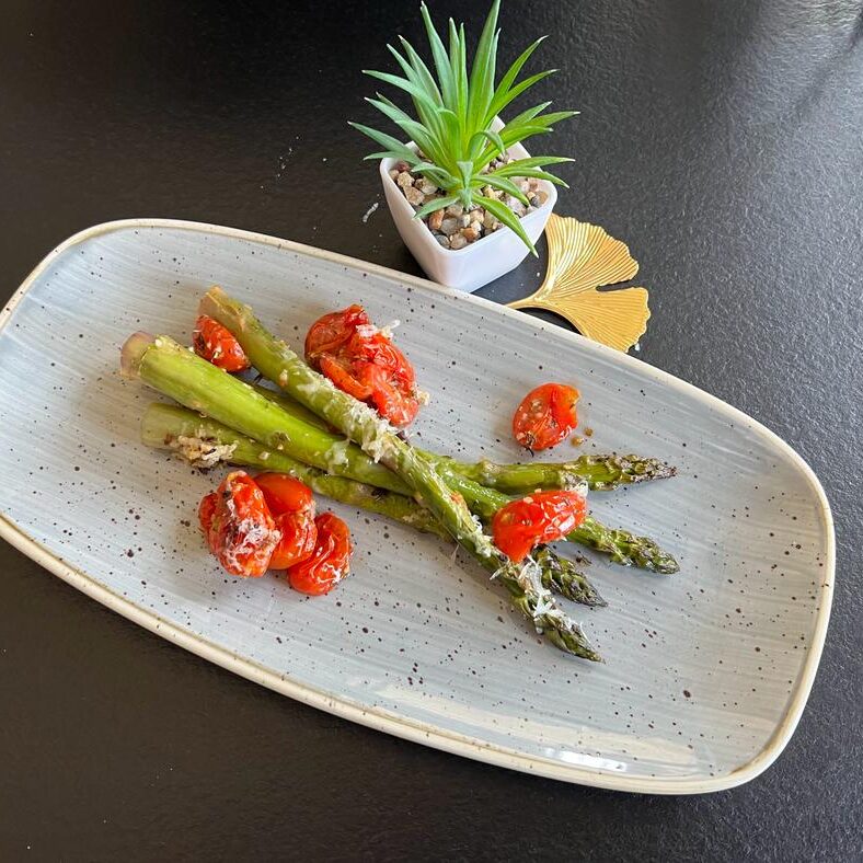 grüner Spargel mit Parmesan Haube