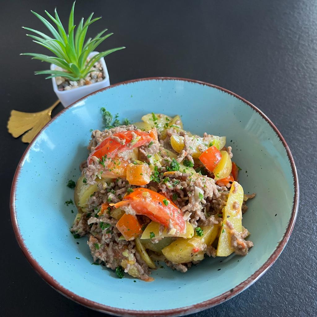 Gusspfannengericht mit Kartoffeln, Hackfleisch und Gemüse aus der Gusspfanne von Pamperedchef