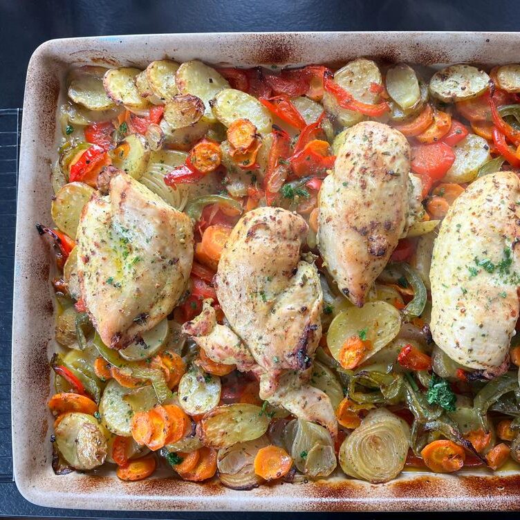 schnelles Mittagessen für die ganze Familie. Gemüse und Hähnchenbrustfilets vom James