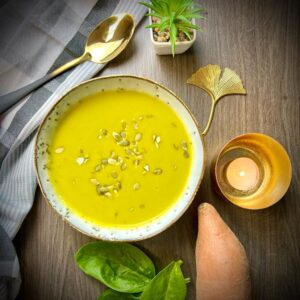 Süßkartoffelsuppe mit frischem Spinat aus dem Deluxe Blender