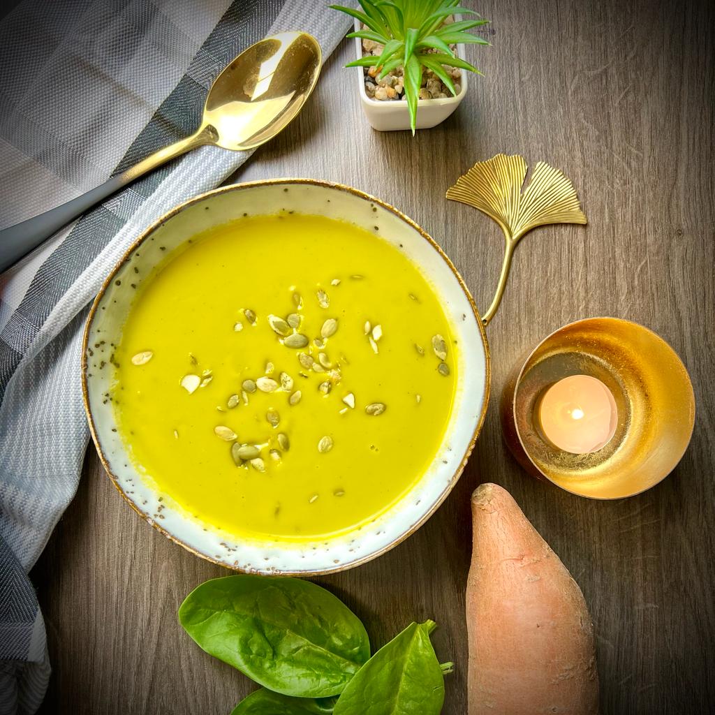 Süßkartoffelsuppe mit frischem Spinat aus dem Deluxe Blender