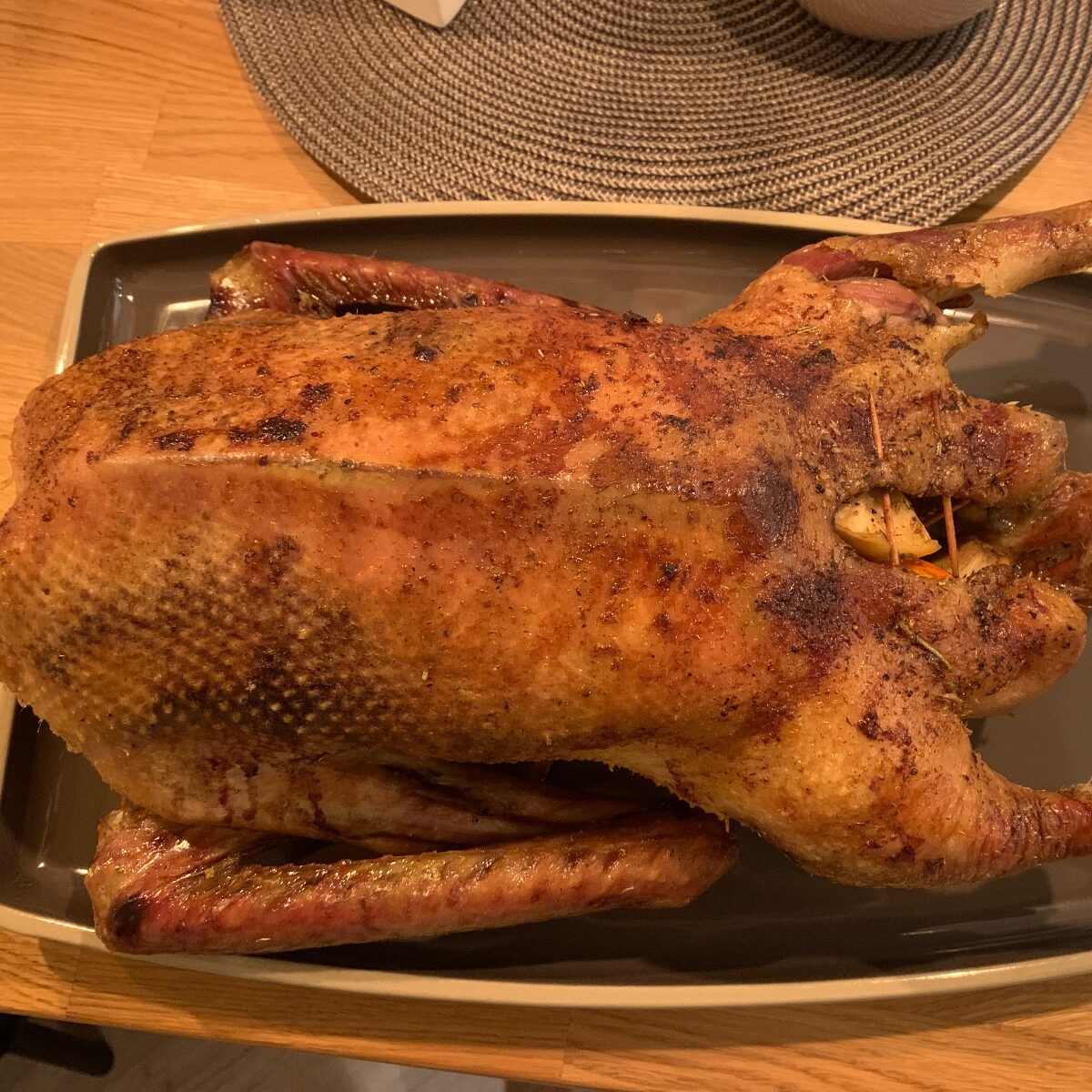 Gänsebraten aus dem gusseisernen Bräter