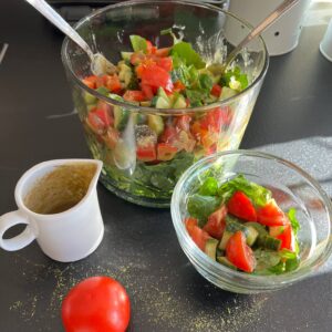 ein sommerliches Salatdressing aus dem Deluxe Blender
