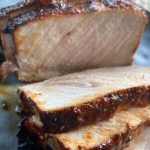 gegrillter Schweinebraten im Baconmantel