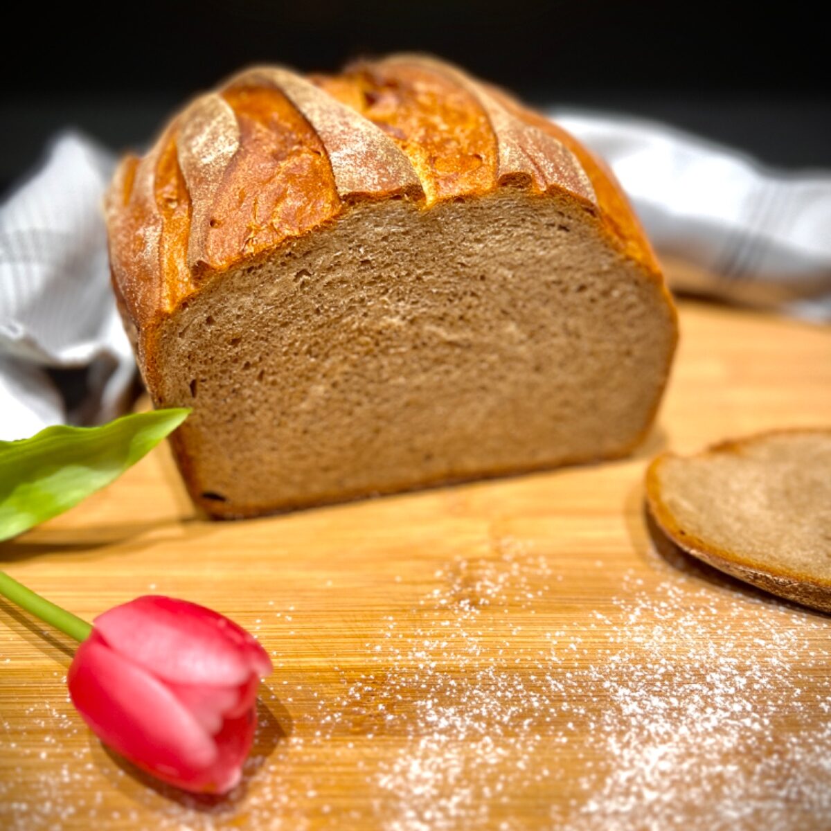 Henriette das Brot aus dem Ofenmeister.