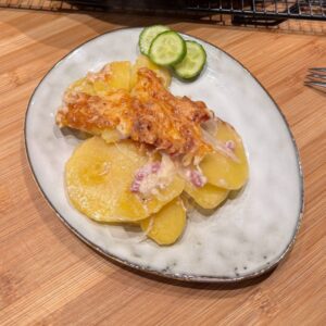 Cremiges Kartoffelgratin mit Schinken und roten Zwiebeln – einfaches Ofenmeister Rezept ohne Deckel. Goldbraun gebacken, familienerprobt & perfekt vorzubereiten.