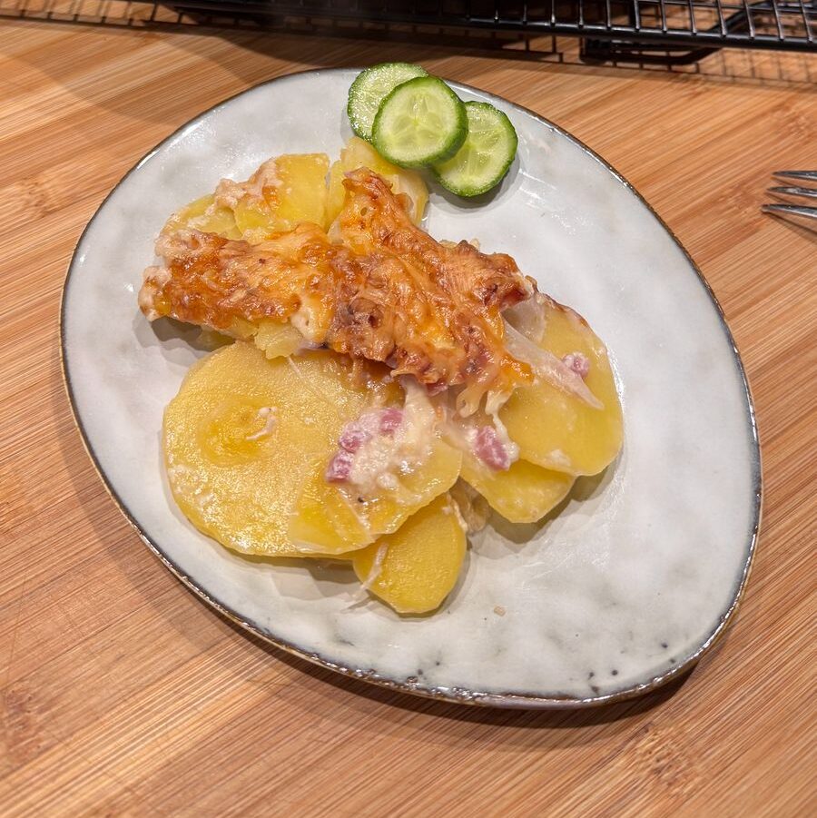 Cremiges Kartoffelgratin mit Schinken und roten Zwiebeln – einfaches Ofenmeister Rezept ohne Deckel. Goldbraun gebacken, familienerprobt & perfekt vorzubereiten.